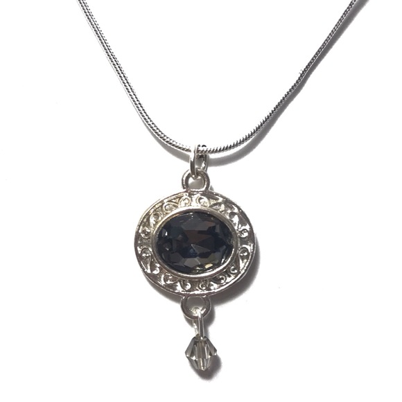 Jewelry - Silver pendant necklace